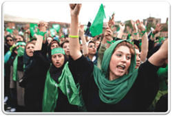 Donne iraniane manifestano a Tehran vestendo simboli verdi