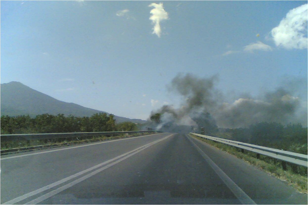 Statale 268 dei paesi vesuviani, all'altezza dell'uscita di Terzigno. Denuncia effettuata ai vigili del fuoco. L'incendio di materiale sospetto è quotidiano e visibile a qualunque ora del giorno: riguarda il tratto che va da Terzigno a Palma Campania.