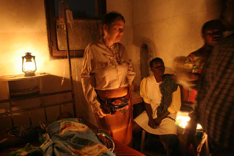L'ospedale di Kimbau: si curano gli ammalati al lume di candela