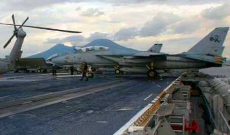 Mezzi militari nel Golfo di Napoli