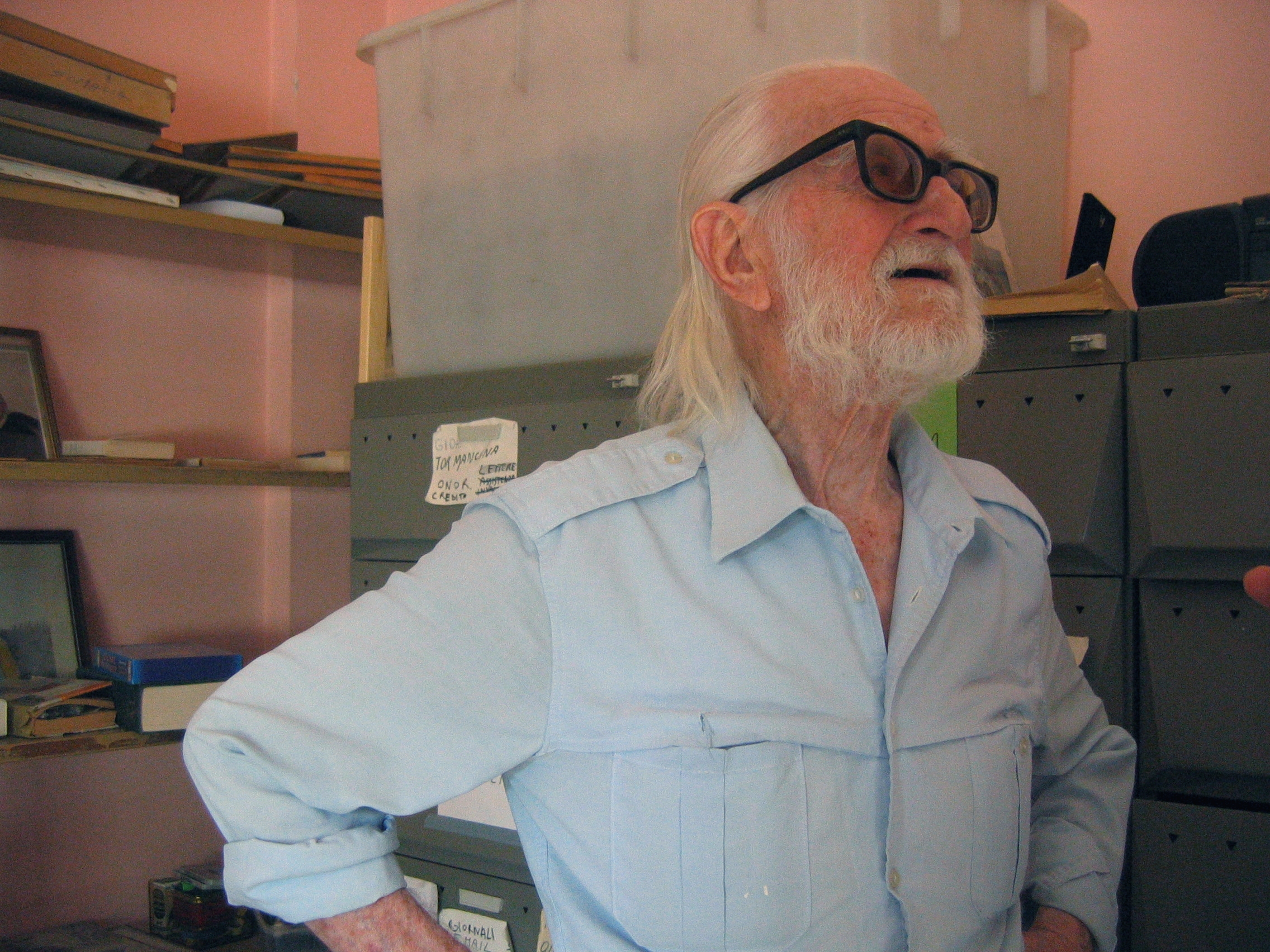 Paolo Sabbetta oggi, a 95 anni, all'interno della sua casa-museo di Foggia.