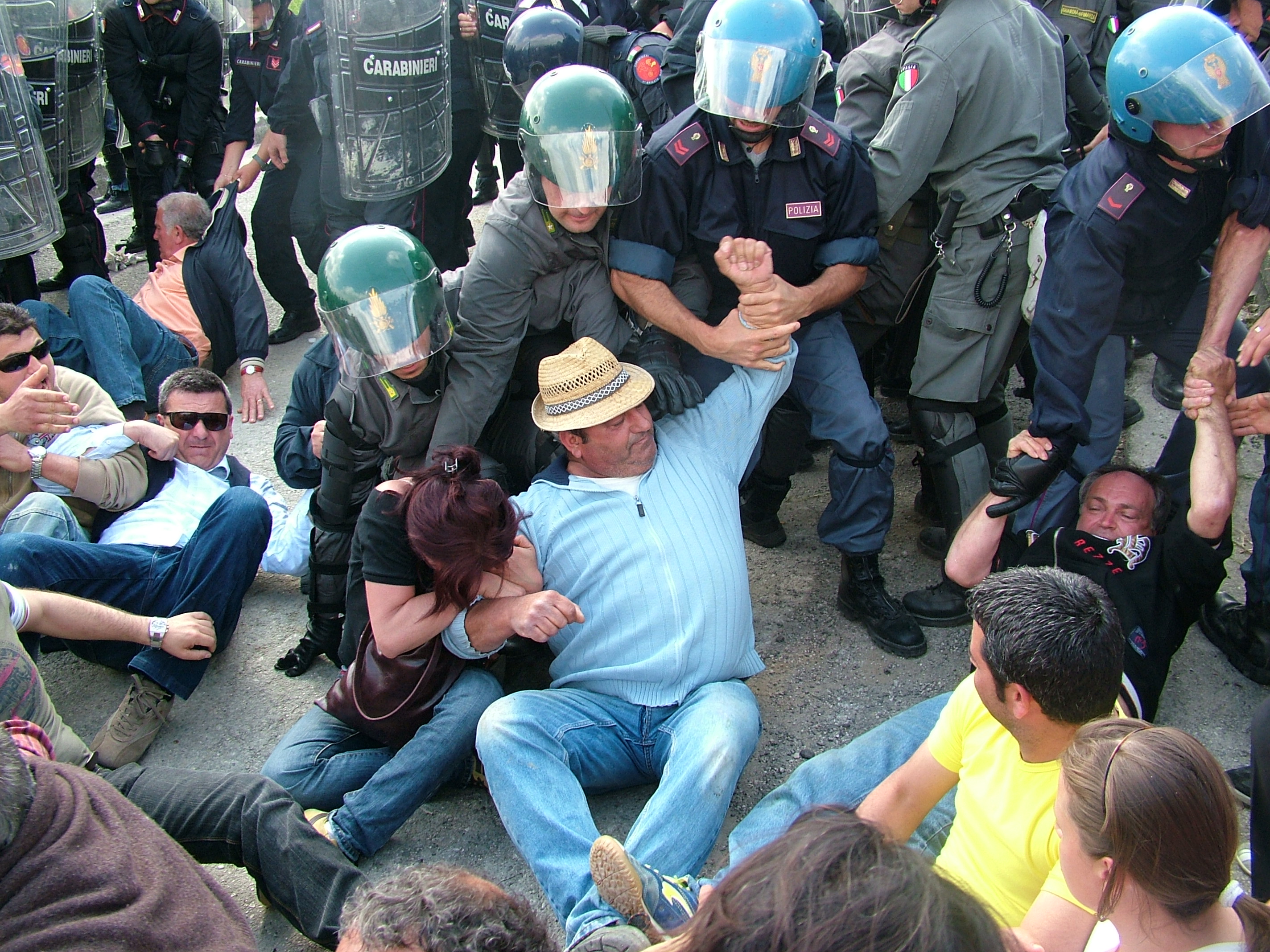 Serre, cariche della polizia