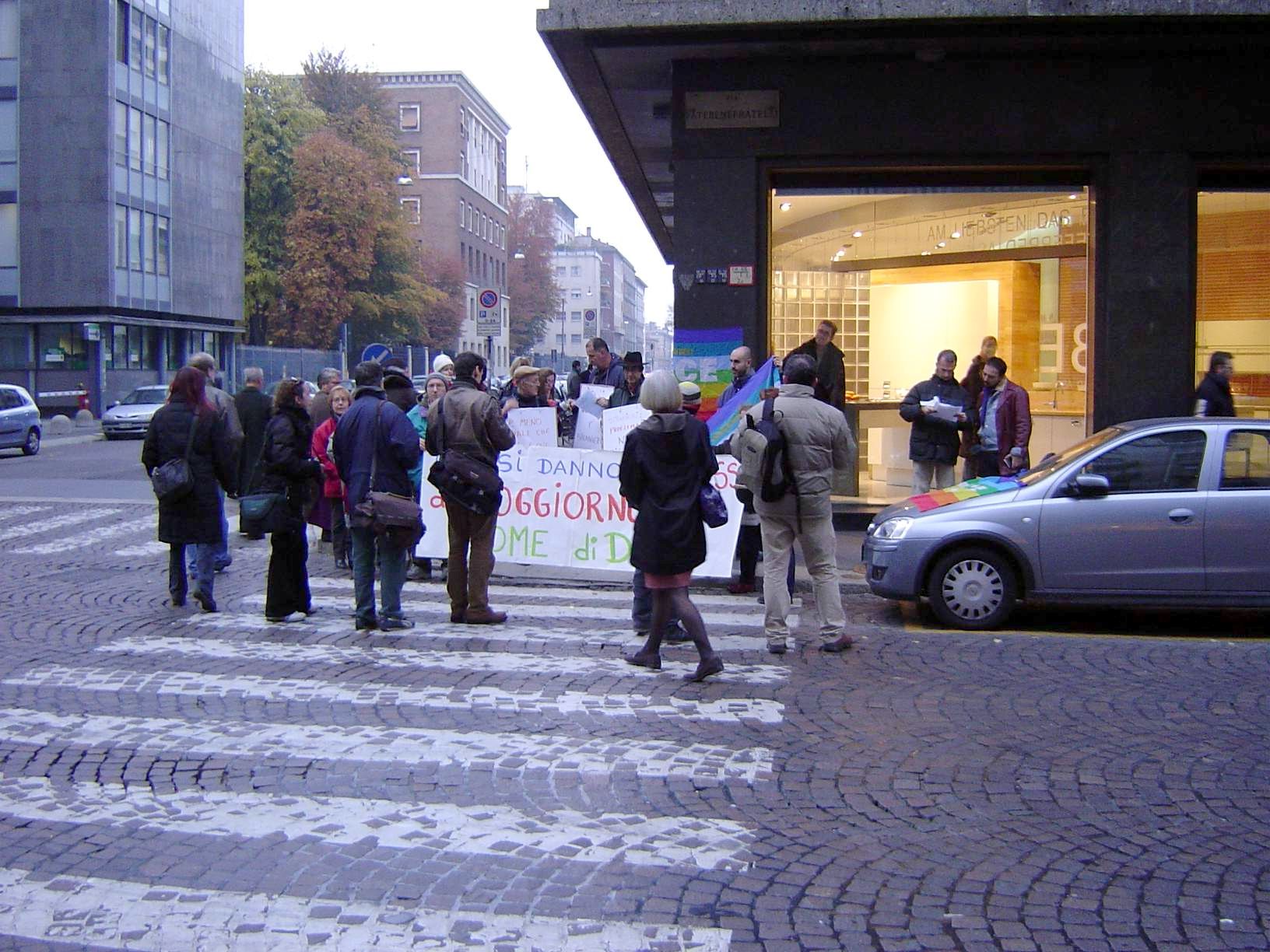 davanti alla Questura di Milano