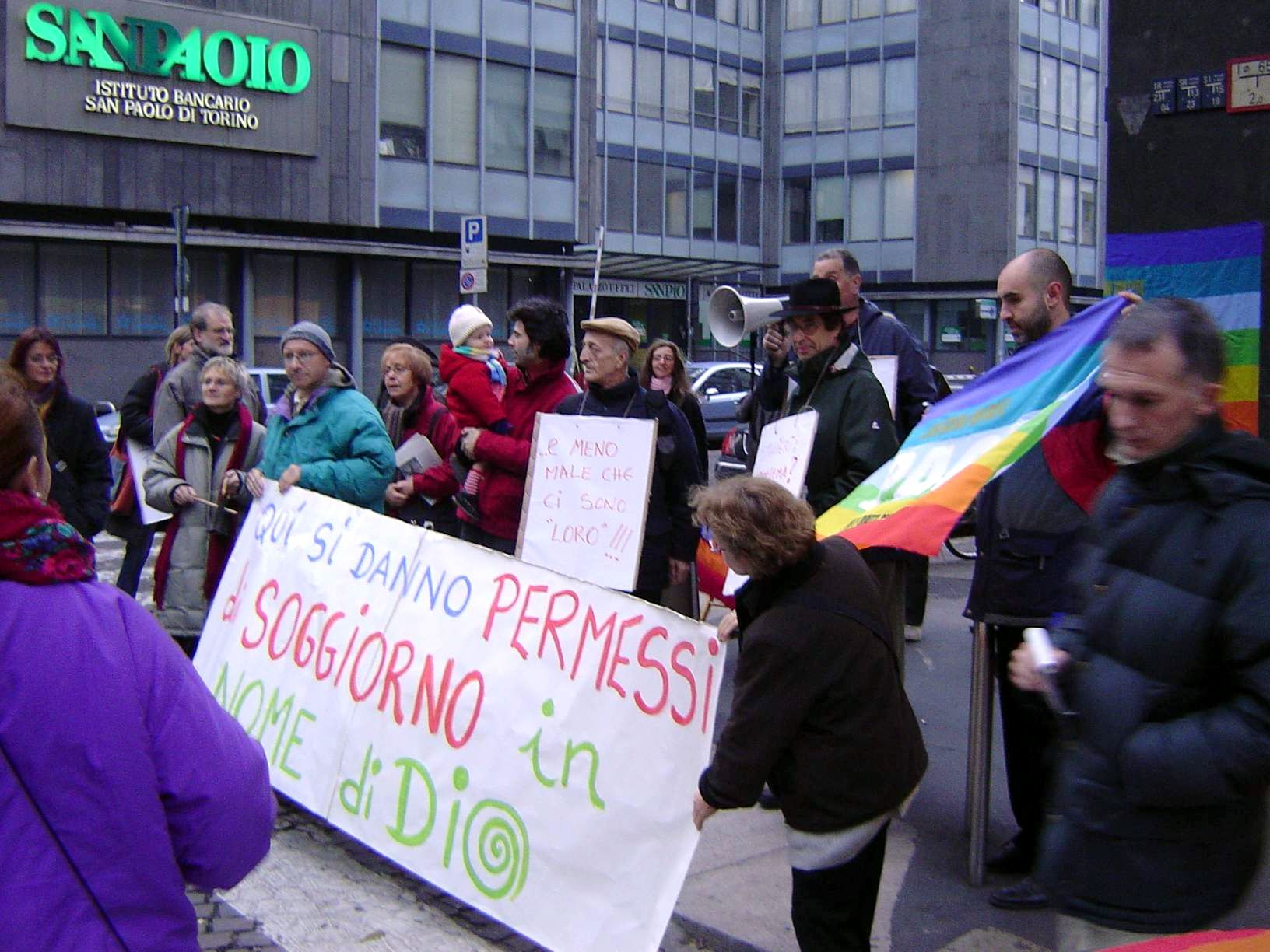 davanti alla Questura di Milano