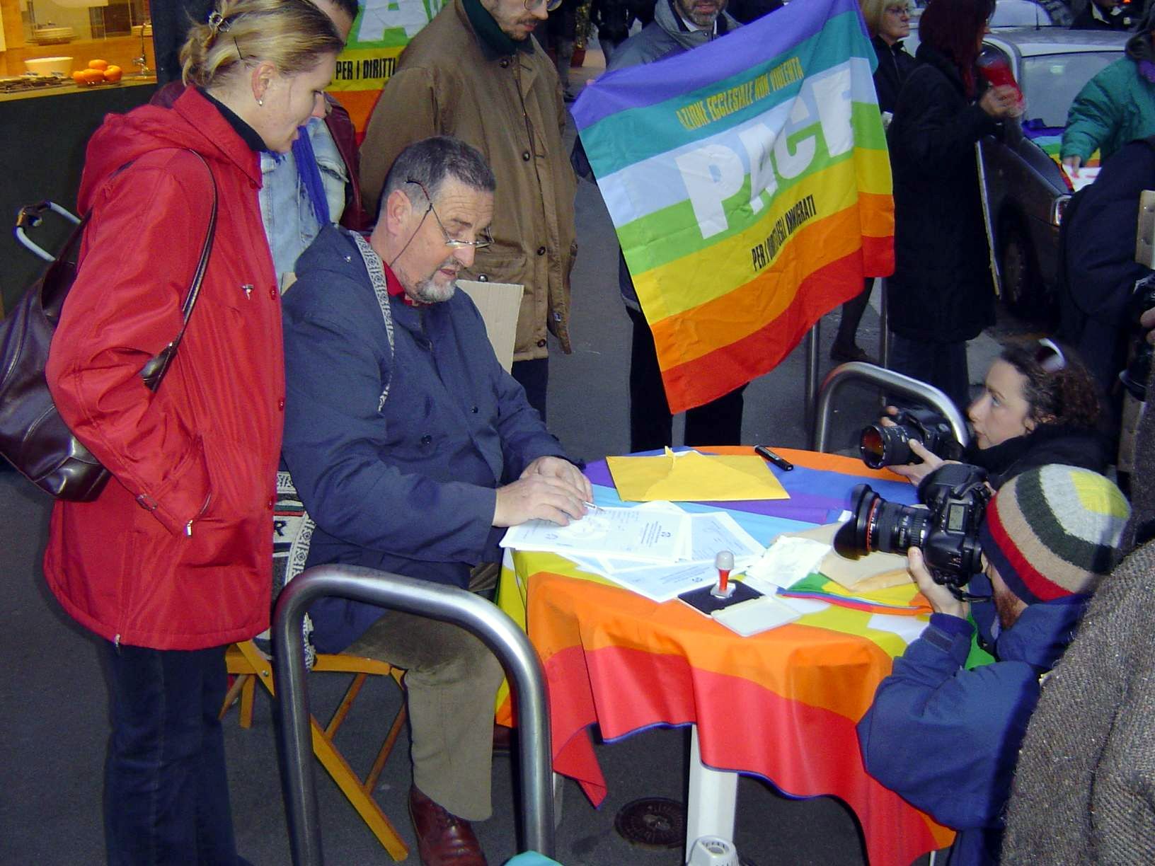 davanti alla Questura di Milano
