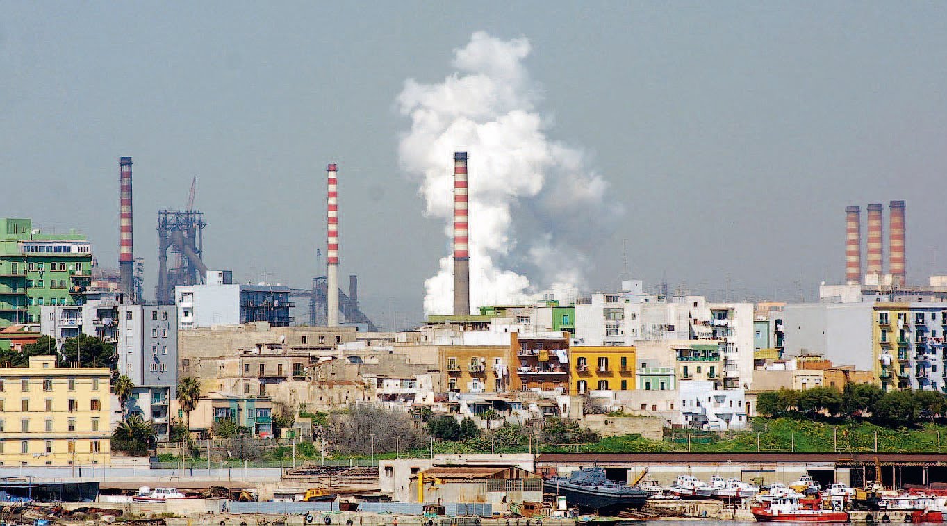 Alcuni camini dell'Ilva a ridosso della città di Taranto