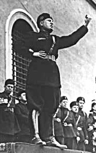 Benito Mussolini durante un comizio