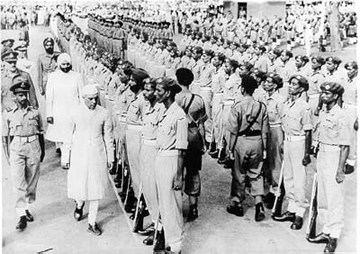 Gandhi asserí immediatamente che il rapporto fosse corretto ma incompleto. Aggiunse inoltre che continuava a pensare di non avere un posto in un'ordine che necessitasse di forze armate.